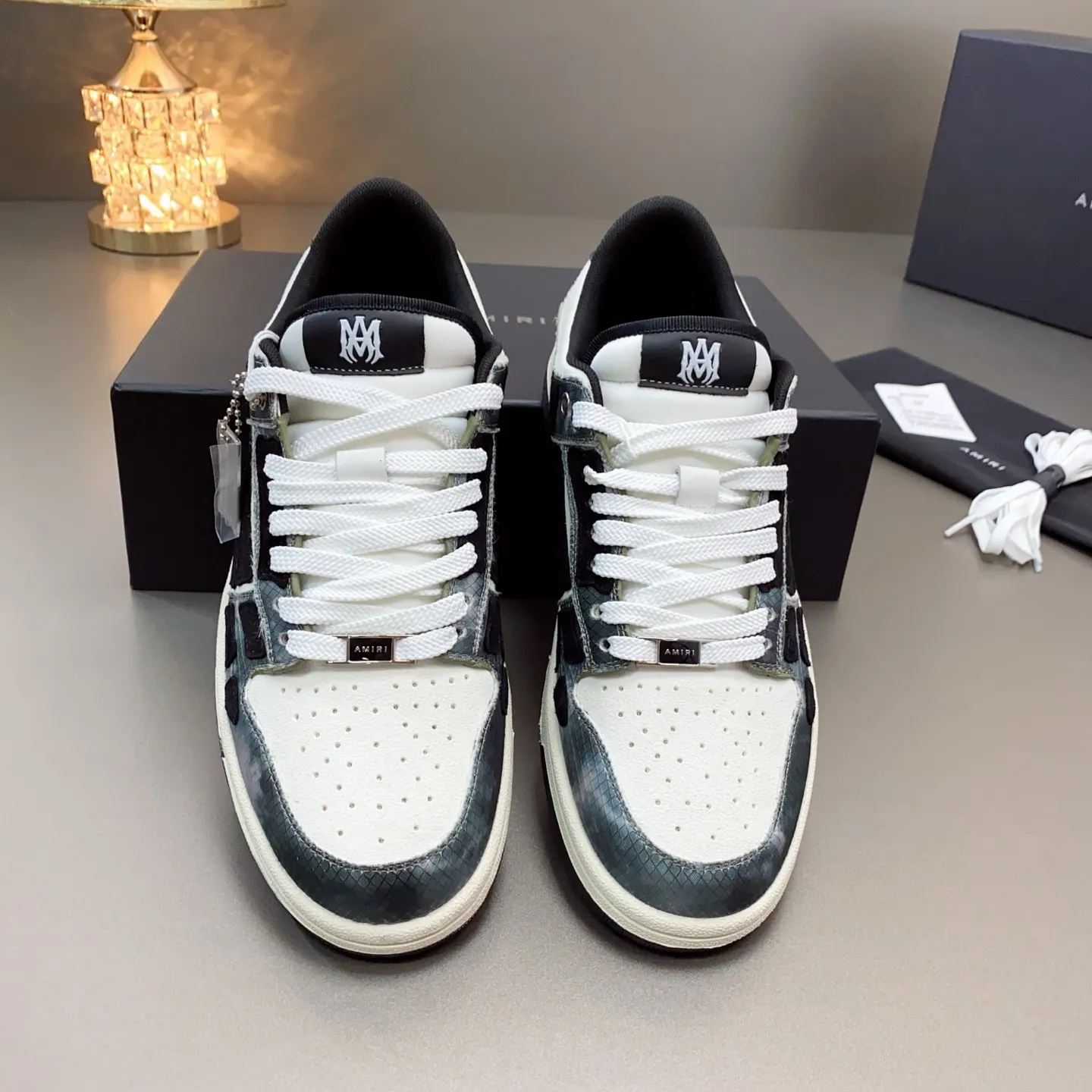 p580🐮🐮AMIRI Couple Style👑 The latest The Pacific Series Couple Style💀🦴Bone Stars Casual Sports Shoes Skateboard Shoes✔️ AMIRI's Pacific shoes are a sneaker that combines luxury and street style. Many celebrities and Internet celebrities have the same style. Its design and workmanship are very exquisite. Made of high-grade cow leather, soft to the touch and highly durable. 💎Fabrics: Original custom imported first-layer cowhide 💎Inner lining: Original customized breathable mesh 💎Foot: Original injection molded one-piece, comfortable, wear-resistant and not tiring for feet 💎Outsole: Original 1:1 molded three-color sole Original outsole 💎Sole thickness: 3CM 💎Size: Female 35-40 Male 39-46 💎Price; Top version 👑Special remarks Remark: (Female size 34 40 . Men's sizes 38 45 46 are customized and cannot be returned or exchanged. Please note when ordering! Thank you🤝🤝